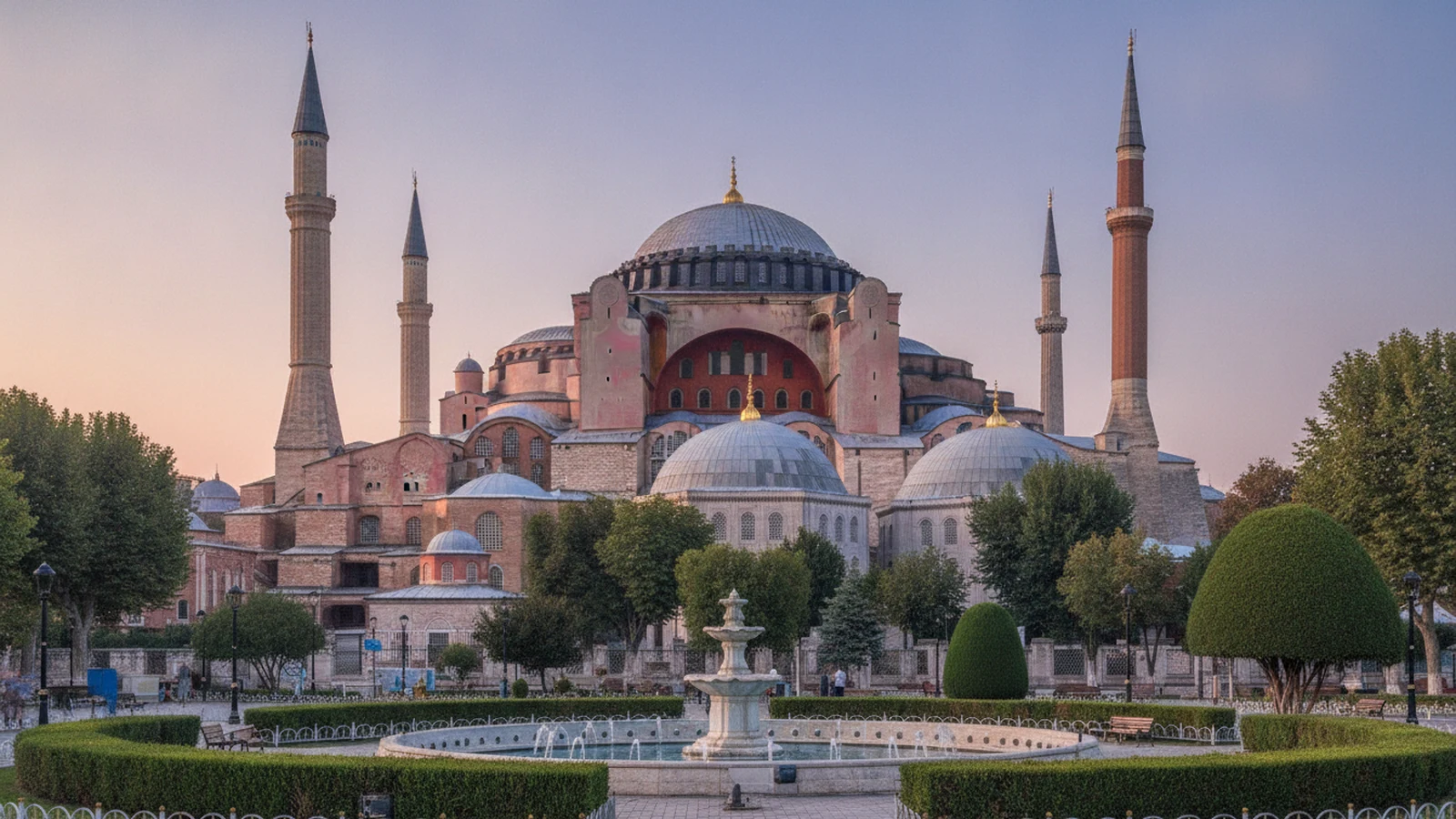 Hagia Sofia v Istanbulu s kupolí a čtyřmi minarety při pohledu z náměstí Sultanahmet