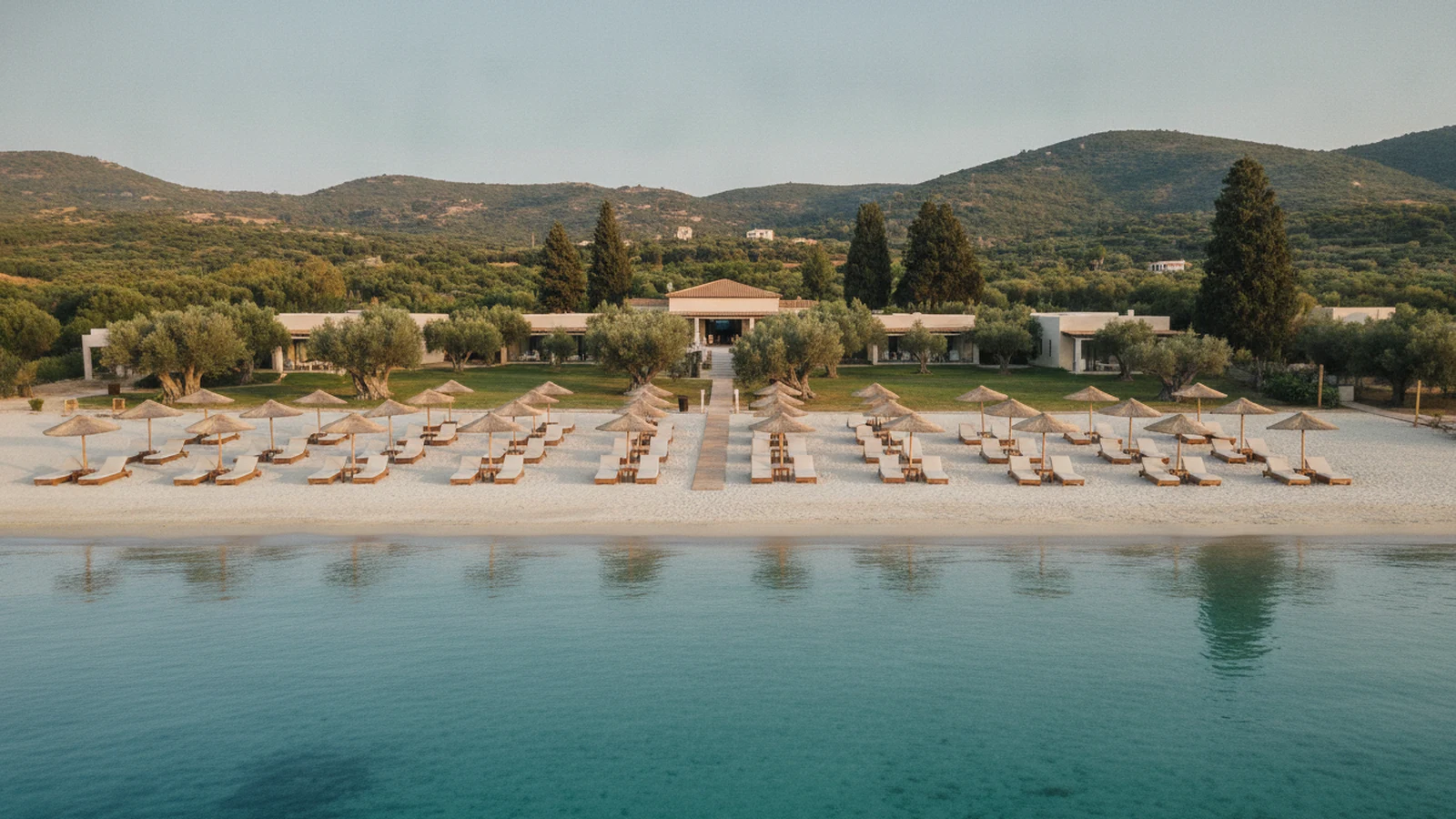 Písečná pláž a bungalovy resortu Ikos Olivia v Gerakini na Chalkidiki