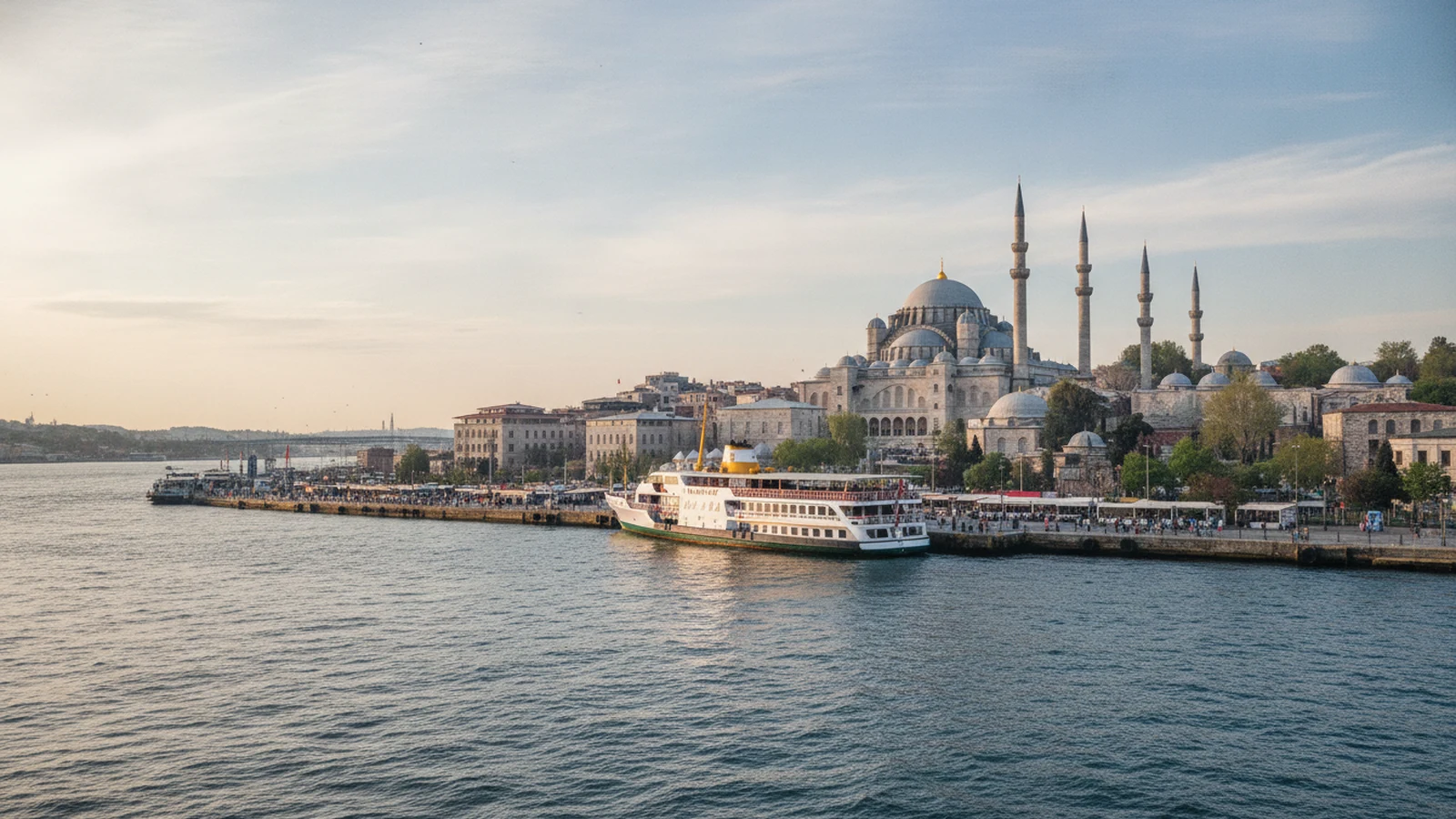 Trajekt u mola Eminönü a mešita Süleymaniye nad Zlatým rohem v Istanbulu