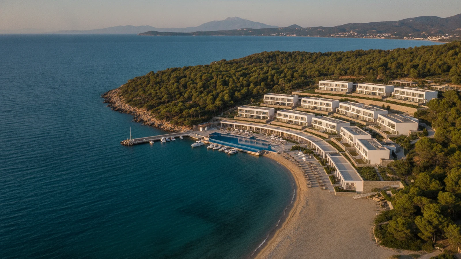 Terasovitý resort ve svahu nad písečnou pláží a přístavem u Paliouri na Chalkidiki