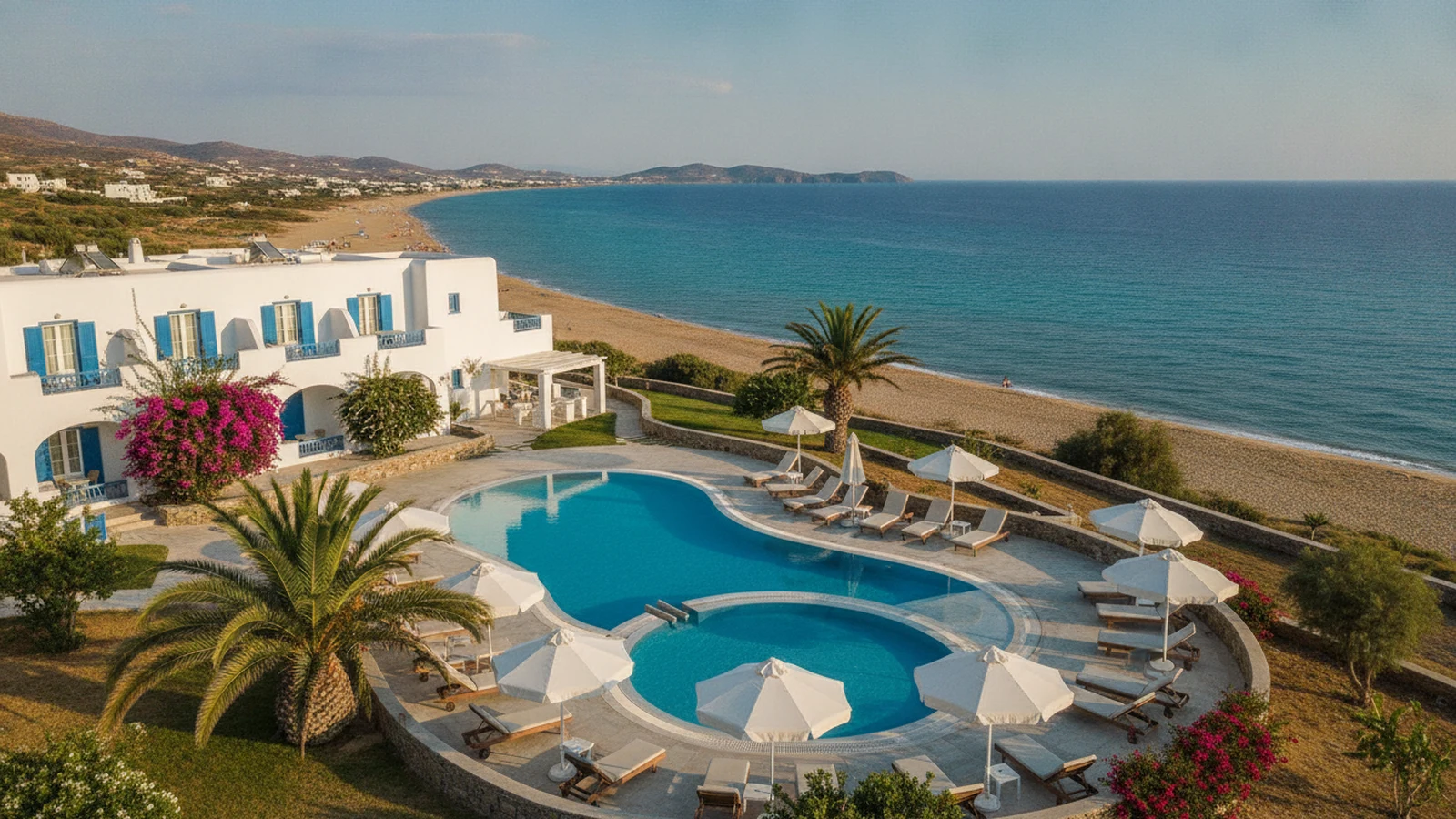 Bílý kykladský resort s bazénem na výběžku Stelida nad pláží Agios Prokopios na Naxu