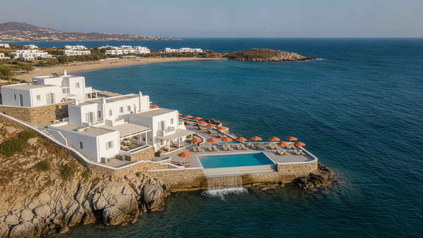 Bílý kykladský resort Petasos Beach na skalnatém výběžku u pláže Platis Gialos na Mykonu