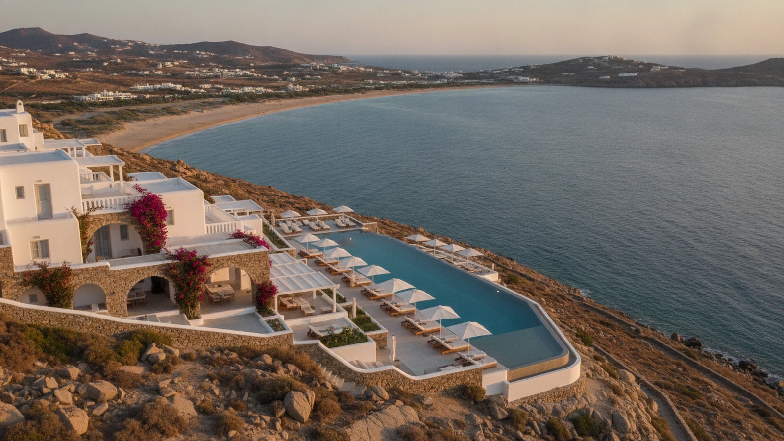 Bílý kykladský resort Royal Myconian na svahu nad písečnou pláží Elia na Mykonu