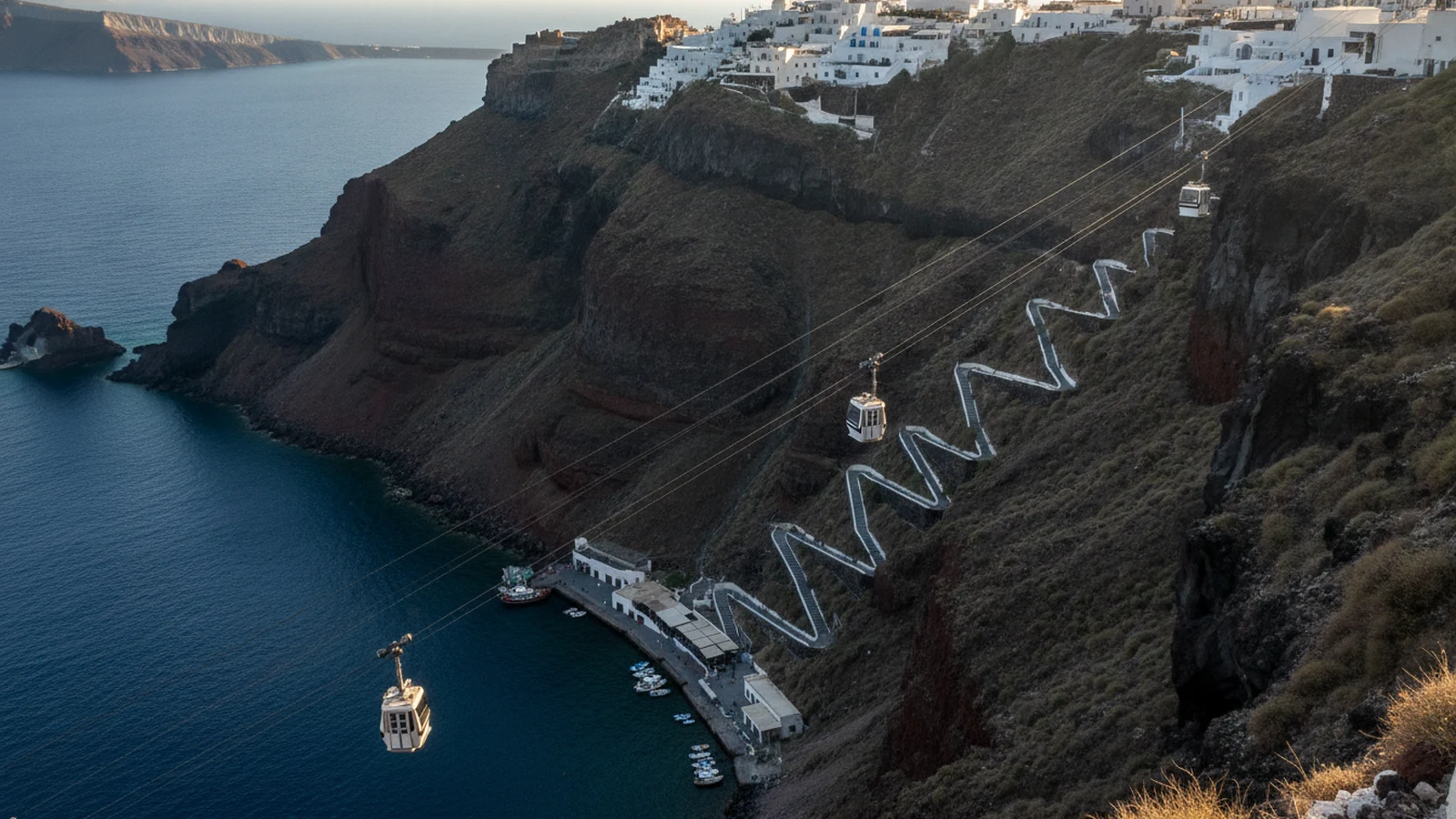 Lanovka z Firy do Starého přístavu na útesu kaldery na Santorini