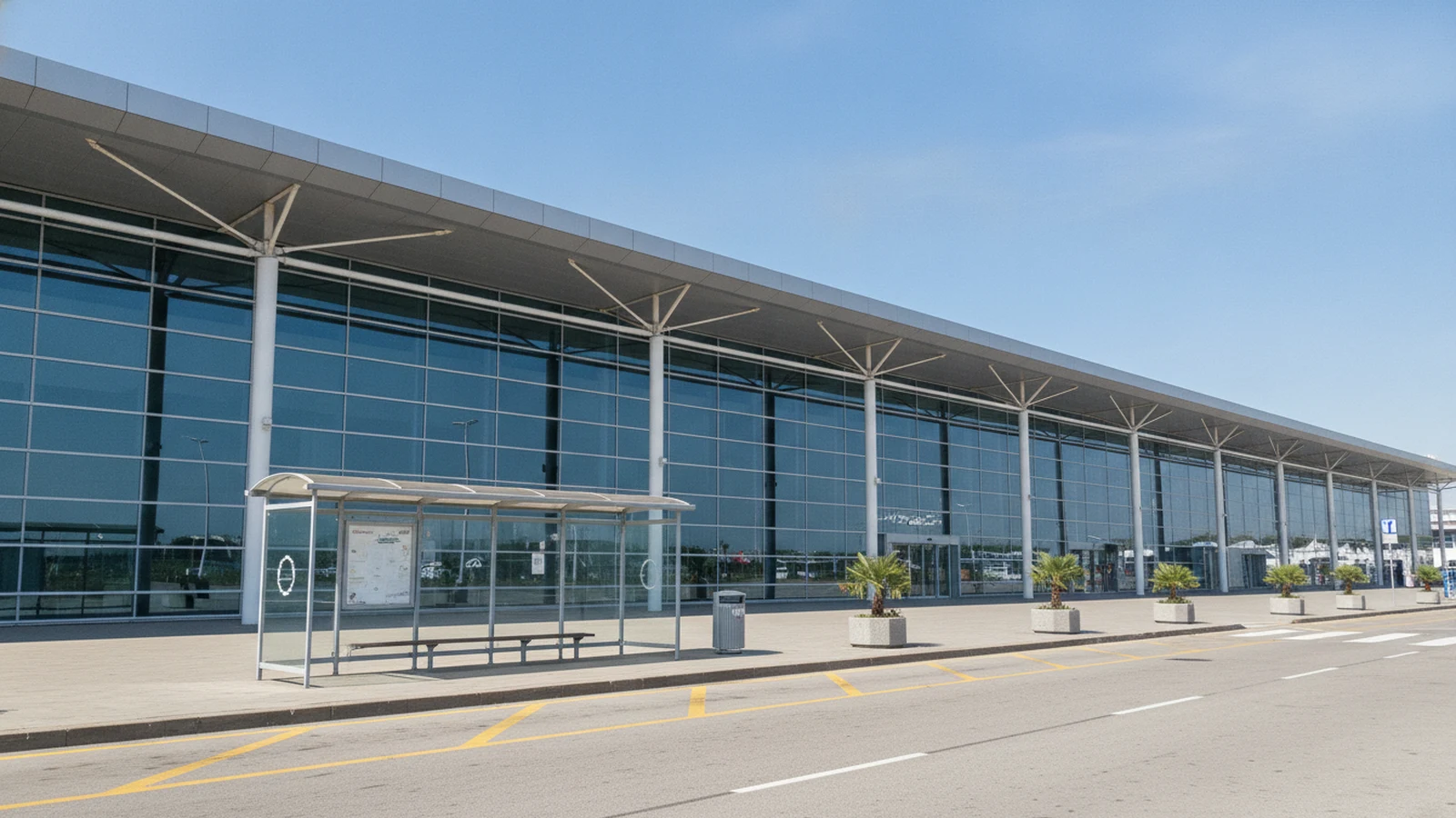 Budova terminálu 2 letiště Varna s příjezdovou komunikací a zastávkou